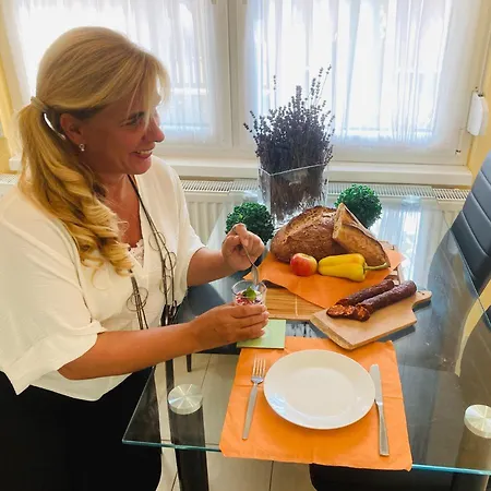 Toparti Apartmanhaz * Balatonszarszo