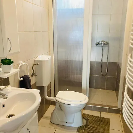 Toparti Apartmanhaz * Balatonszarszo