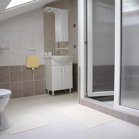 Toparti Apartmanhaz * Balatonszarszo