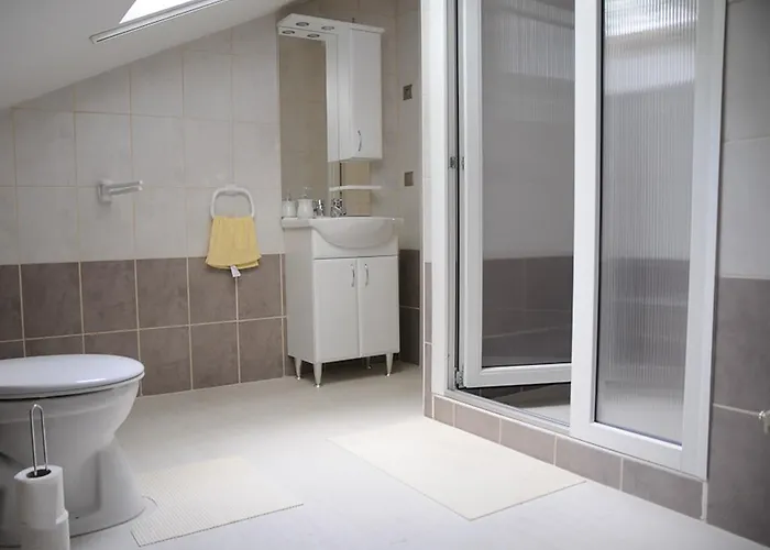 Toparti Apartmanhaz * Balatonszarszo